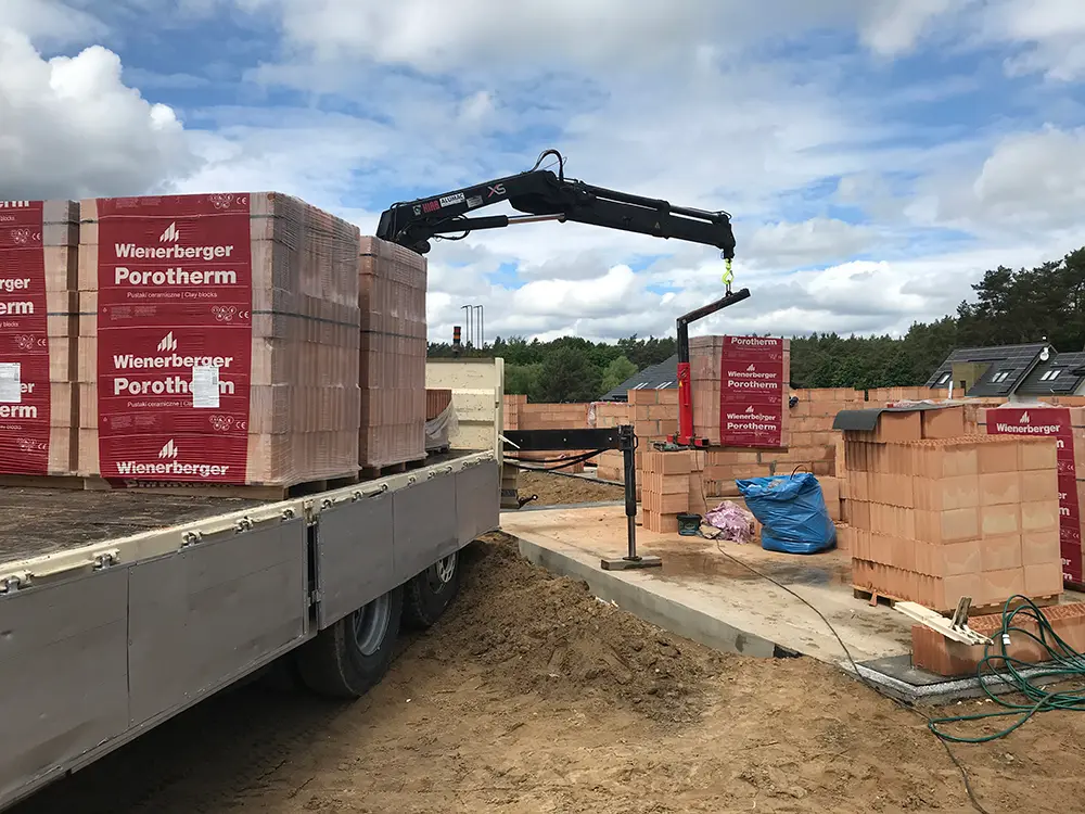 HDS — rozładunek na placu budowy