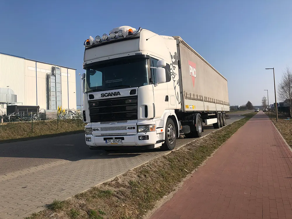 Transport ciężarowy — Scania z naczepą